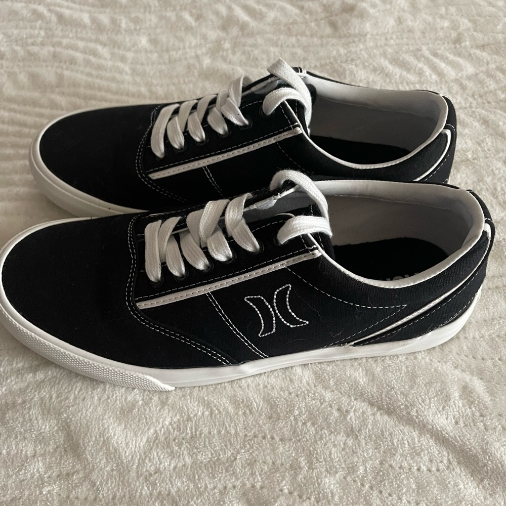 NWOT ✨ Hurley Kayo Lace Up ✨size 8. Ordered the wrong size, never worn.